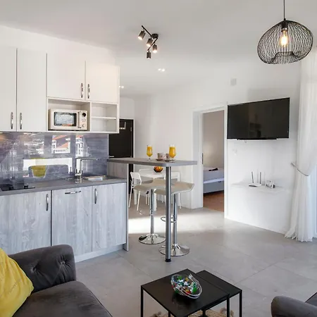 Oyo Deluxe Apartment *